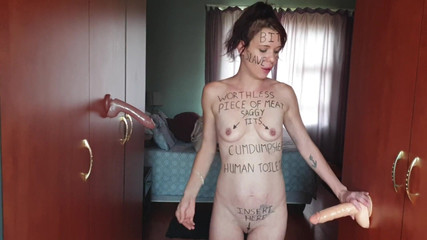 petite-mia: Vücut yazılı sarkık memeli orta yaşlı seksi kadın sürtük deliklerini...