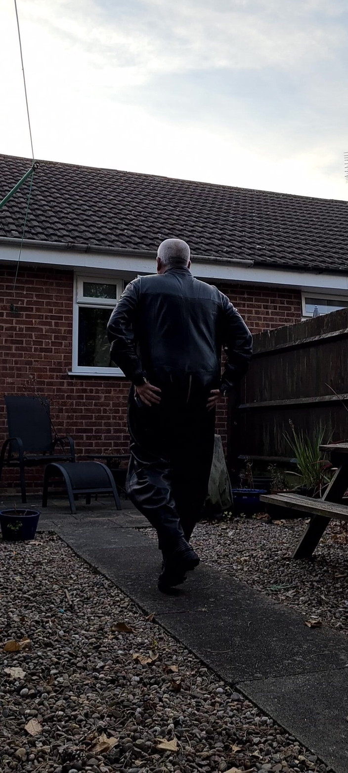 Leatherman63: Kožené kombinézy ráno