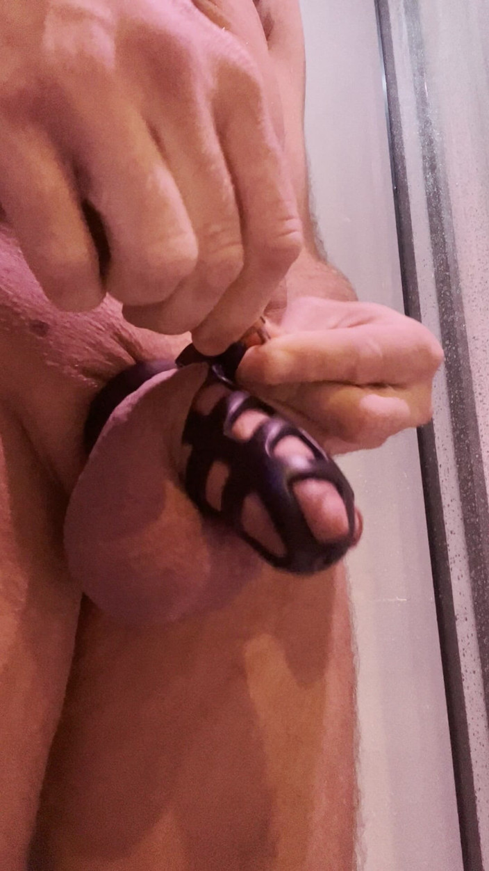 KinkyToyStory: Chó con khóa con cặc của mình sau khi thua...