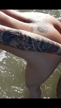 Chica rubia en forma con gran culo folla en una playa nudista