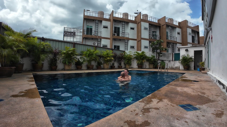 SkinnyWithAHugeDick: Sfw gioca a about nella nostra piscina