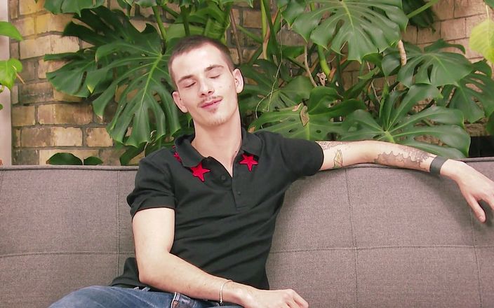 Macho Guys: 카메라 앞에서 자위하는 발정난 외로운 게이 소년. 흑인 대물 자지와 섹스하는