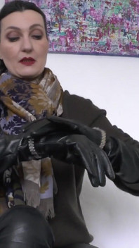 Wristwatches dan sarung tangan kulit panjang menggayakan Joi Lady Victoria Valente