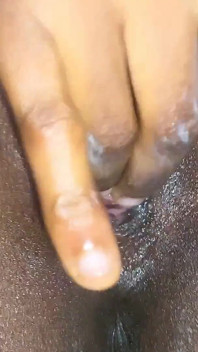 Puta De Chocolate Masturbándose Y Meando Su Novia