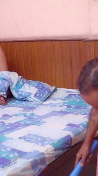 Hintli orta yaşlı seksi kadın malkin hizmetçiyle seks yapıyor! Desi Sex