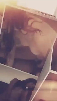 Il fratellastro mi scopa in camera da letto mentre la sorellastra guarda la TV