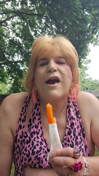 Bú Một Cây Popsicle Bên Ngoài!