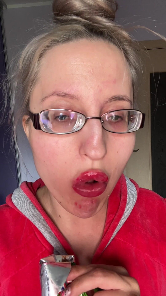 FinDom Goaldigger: Fată uriașă cu buze mari, ochelari cu ochelari, asmreating Snickers...