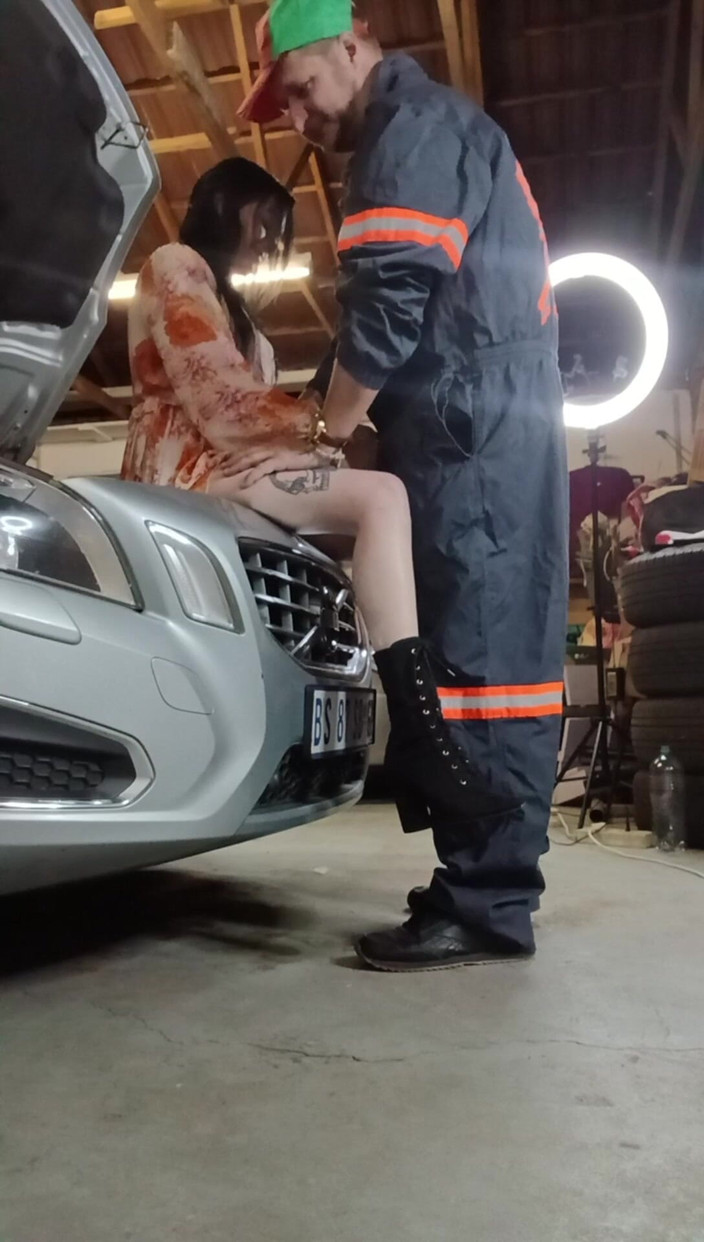 Mysticbabe8: Mobilku mogok dan tukang mekanikku yang lagi sange berat bantuin...