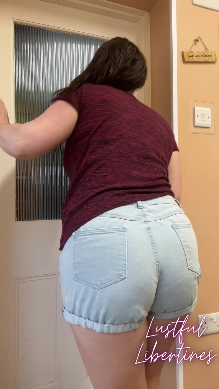 Lustful Libertines: Locked Out a Desperate to Čůrat - Zvlhčování kraťasů