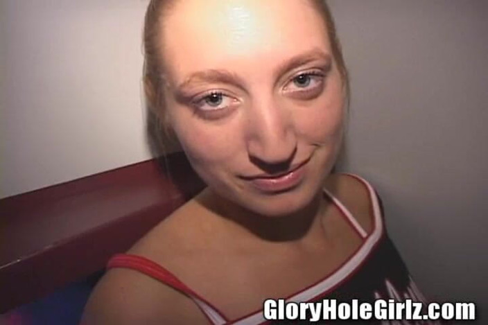 Glory Hole Girlz: Pik melkende blonde slet zuigend kijkgat penisballen!