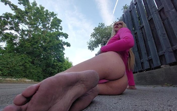 sweetfeet29: Sujo pés macios posando 2