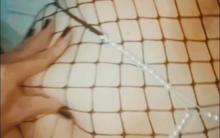 Ladyboy Karl: Nana使用假阳具