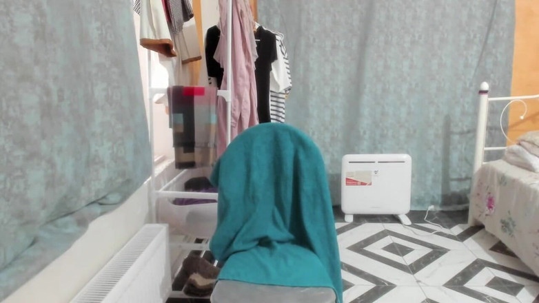 ANGELA_LADY: MILF w czarnych pończochach i skórzanej spódnicy pokazuje swoją wspaniałą...