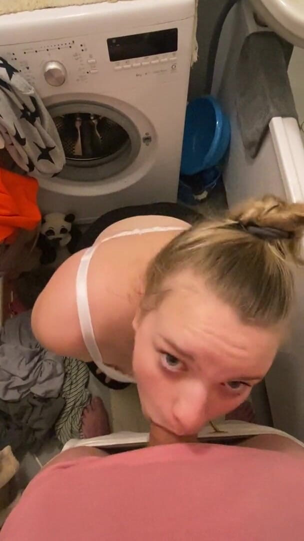 Bootyass Girl: 내 새엄마가 옆방에 있는 화장실에서 위험한 빠른 오럴