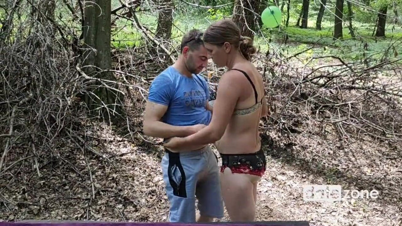 Datezone: Reife amateur-milf im wald gefickt