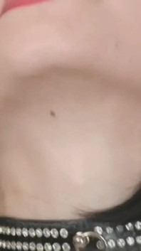 私のガールフレンドは、滑らかなブルネットの猫を持つふしだらな18歳は、自分自身と指自身を喜ばせるために大人のおもちゃを使用しています