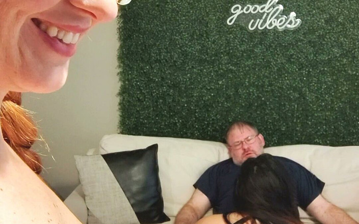 Red Queen: Cuckquean Selfie - 젊은 4'10" 두꺼운 라틴계 여자에게 따먹히는 마누라를 보고 영화를 찍습니다.