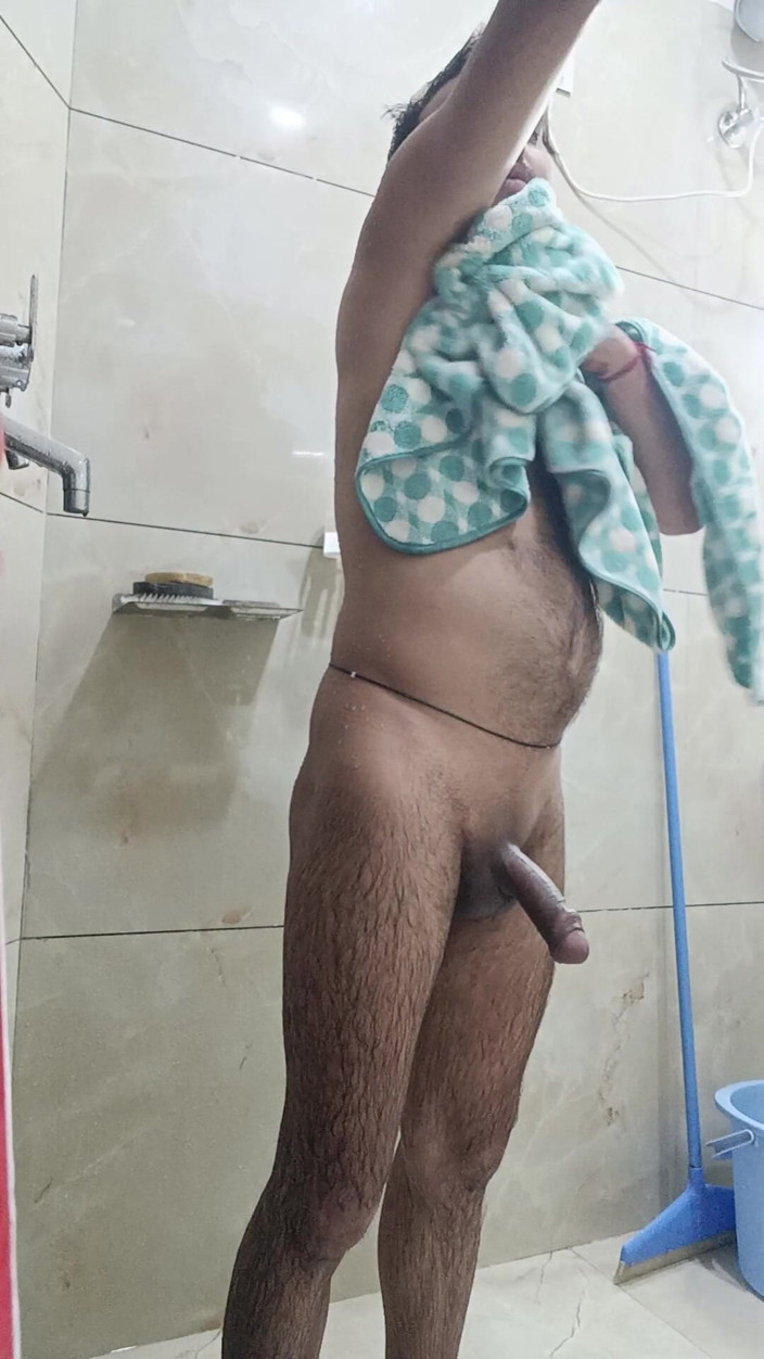 Rajasthani-old-lover: Indický desi muž si užívá sprchu a sex