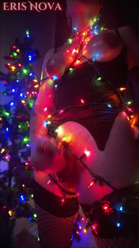 Eris Nova se masturba envolta em luzes de Natal