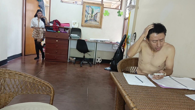 Lady: 哦，很痛！一个穿着制服的娇小天真女孩为了经济支持而给了一个老人她的屁股。真实，不是假的。