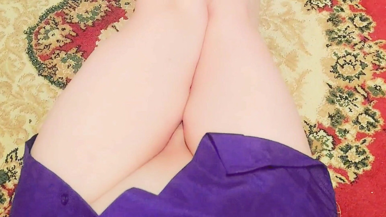 Kitty_Cross: Uimitoare transsexuală mergând desculță pe Sandy Warm Beach