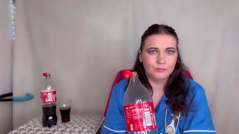 MissFFW: İki kadın bir hemşire ateşli bir şekilde içiyor ve geğiriyor