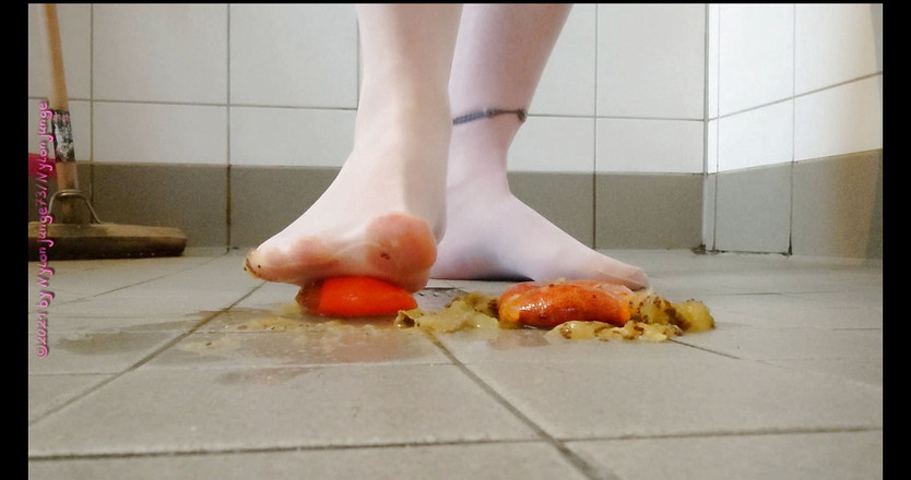 Carmen_Nylonjunge: Footplay in pantyhose with fruit