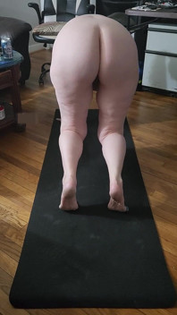 Mañana de yoga con grandota caliente