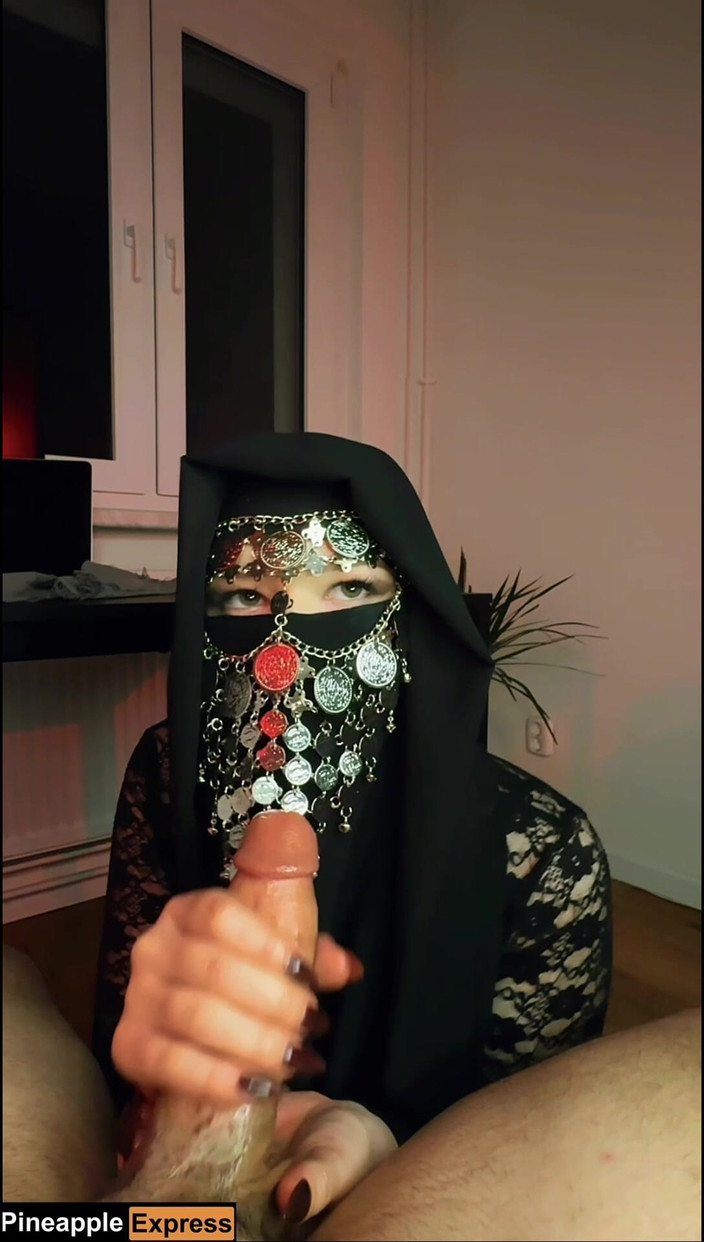 PineappleExpress: Hands of the devil: gadis muslim lagi asik ngocok kontolnya...