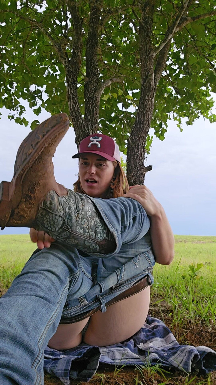 NaughtyRedFarmgirl: Redhead Fucks Ass and Pusy Squirting Outside