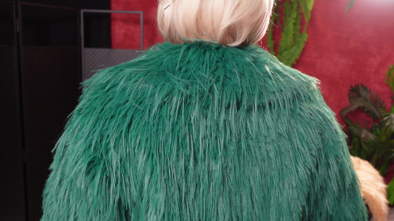 Arya Grander: Koleksi kot bulu panas - bahagian 2. Fetish MILF Arya Grander