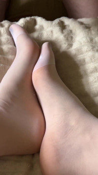 Styvsyster älskar att få mycket sperma på fötterna i vita strumpbyxor efter footjob