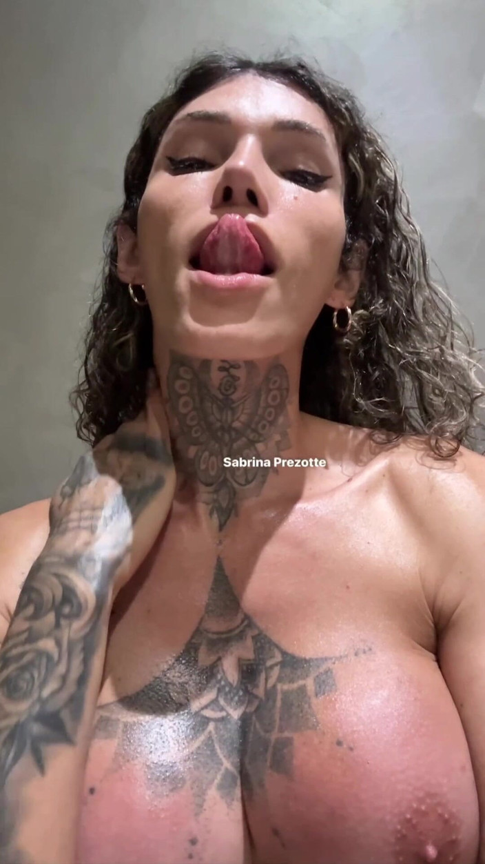 Prezottes_House: Așteptarea pentru spermă s-a terminat, Sabrina Prezotte stropind spermă ca...