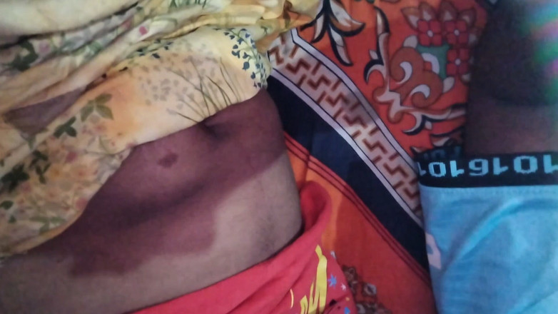 Deshi women: 나는 그들이 함께 있는 동안 이복 누이와 섹스를 즐겼다.