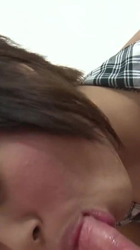 Cosplaying Asian brunette babe w pończochach dostaje jej sprawiedliwy udział w kutasie