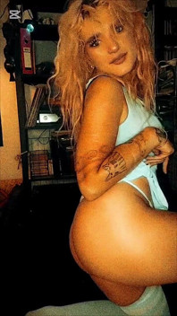 Si jalang blonde menari