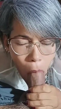 Ibu tiriku dan saudara tiriku lagi asik nyepong kontol sampai crot di mulut.