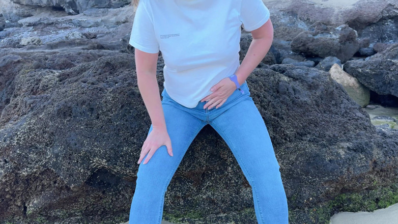 Emma Voyeur: 在海滩上穿着紧身牛仔裤撒尿