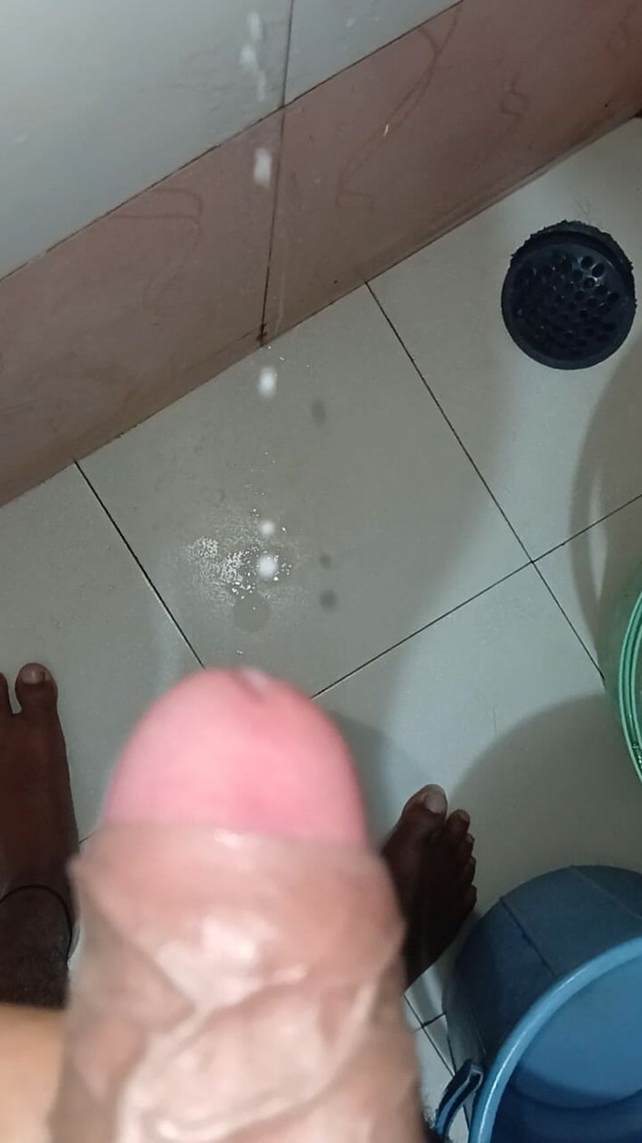 Hot sexy Sneha: Mastrubasi muncrat kontol sendirian di kamar mandi