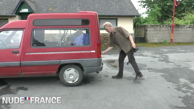 La France a Poil: Drobna brunetka zostaje przybita przez starca