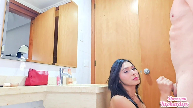 Teen sex 66: Friend Putting on Makeup Takes the Opportunity to Suck Cock...