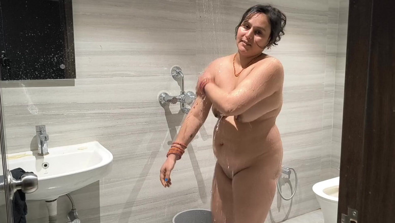 Desi chudai hub: Девушка дези, пуджа, детка принимает утренний душ