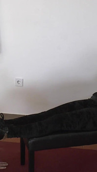 Meesteres Dyanna rookt tijdens het schoonmaken van schoenen