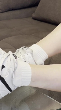 Mistress Nova - provocación de zapatillas blancas