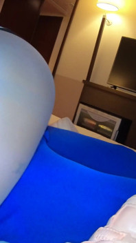 POV kamera Nora Luxia v tělocvičně šedé punčocháče