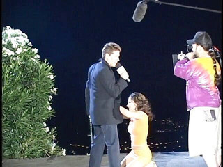 Pound Me Outside: BTS dengan gadis-gadis yang tampak hebat