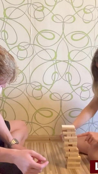 Alex und Nicole spielen ein spannendes Spiel von Strip Jenga