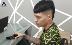Aku memerintahkan pelumas dan akhirnya menggunakannya untuk ngentot pria pengantar barang