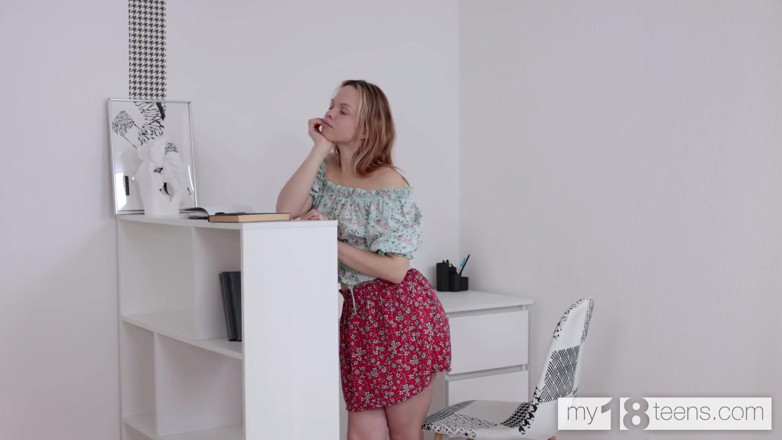 My 18 Teens: My18teens - сногсшибательная девушка Eva Sinn трахает свою киску пальцами